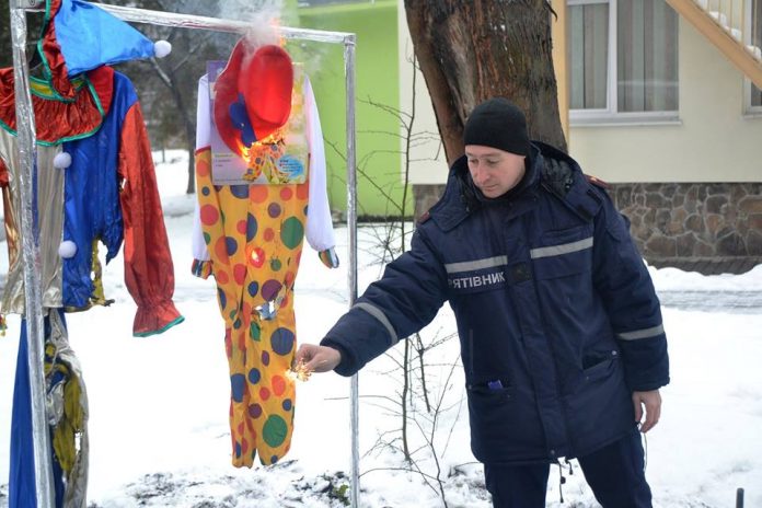 Львівські рятувальники застерігають про небезпеку бенгальських вогнів у новорічний період Львівські рятувальники застерігають про небезпеку бенгальських вогнів у новорічний період