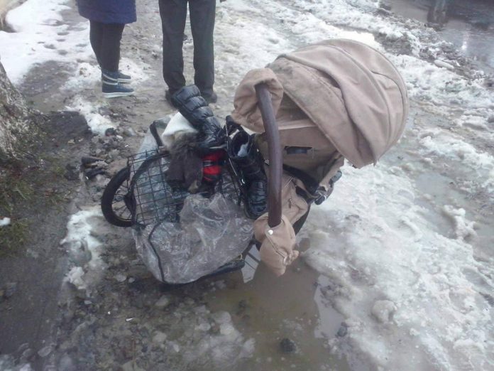 Під Києвом водій-наркоман збив на тротуарі жінку з коляскою і 11-річну школярку Під Києвом водій-наркоман збив на тротуарі жінку з коляскою і 11-річну школярку