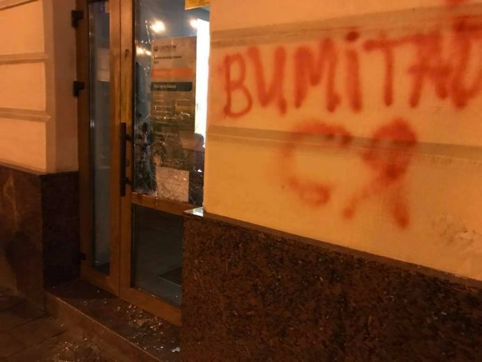 Поліція шукає тих, хто побив вікна в «Сбербанку» на вулиці Городоцькій Поліція шукає тих, хто побив вікна в «Сбербанку» на вулиці Городоцькій