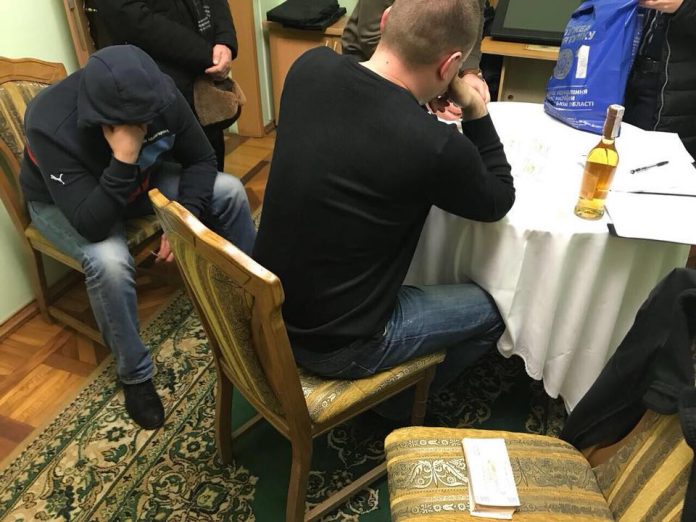 Директора аеропорту затримали, коли він намагався дати хабара у 700 тисяч гривень Директора аеропорту затримали, коли він намагався дати хабара у 700 тисяч гривень