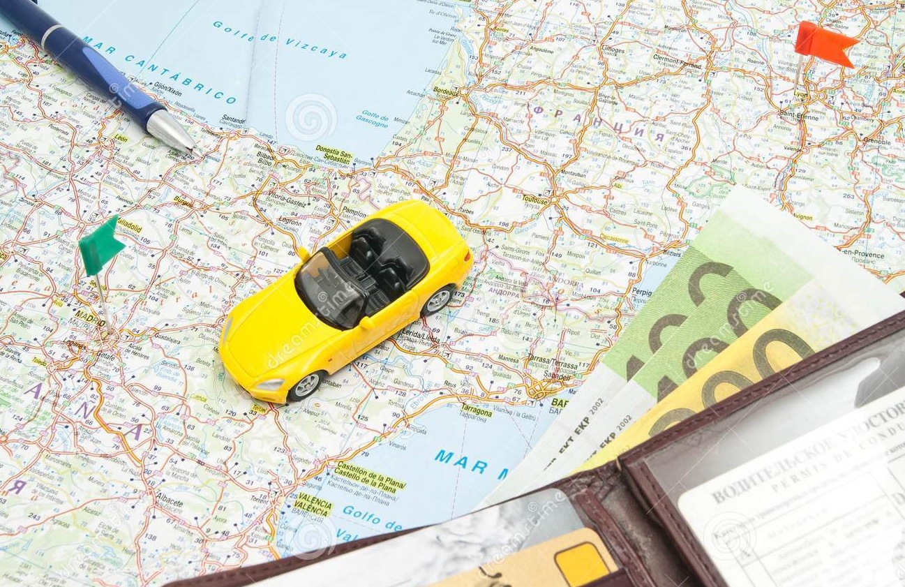 钱包、笔和跑车在欧-地图-54070499