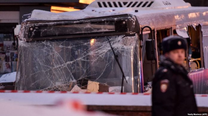 У Москві автобус врізався у зупинку громадського транспорту, є постраждалі У Москві автобус врізався у зупинку громадського транспорту, є постраждалі