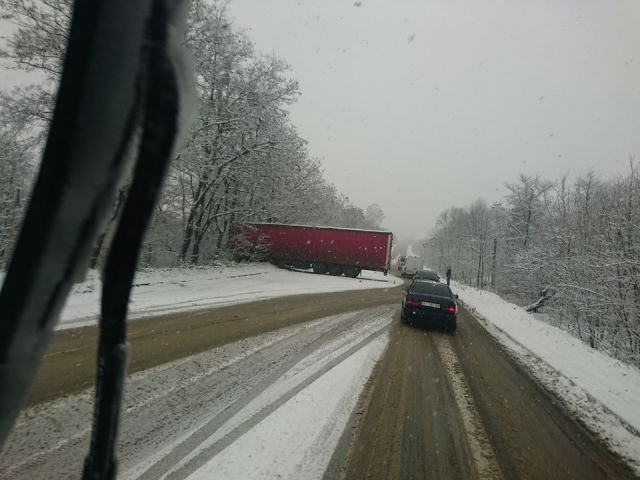 Через снігопади на Львівщині обмежили рух вантажівок
