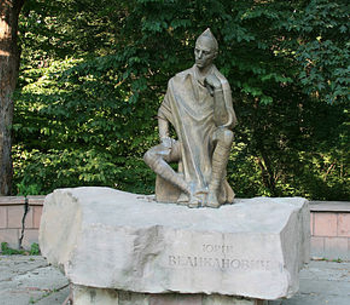 У Львові зруйнували пам’ятник комуністу Великановичу