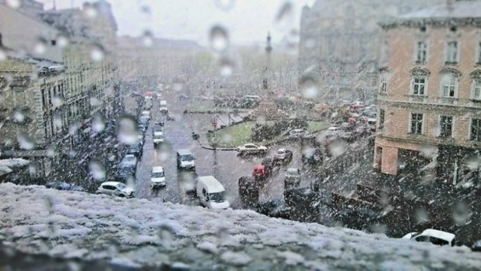 Погода у Львові: мешканців попереджають про зсуви снігу із дахів та ожеледицю Погода у Львові: мешканців попереджають про зсуви снігу із дахів та ожеледицю