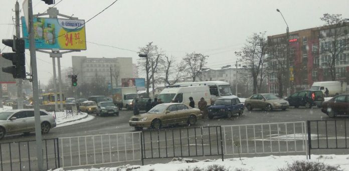 У Львові внаслідок зіткнення автомобілів постраждала 11-річна школярка У Львові внаслідок зіткнення автомобілів постраждала 11-річна школярка