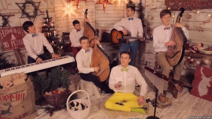 Пісня Jingle Bells, виконана на кобзі, набрала мільйон переглядів на YouTube Пісня Jingle Bells, виконана на кобзі, набрала мільйон переглядів на YouTube