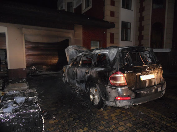 У Рівному підпалили авто і будинок депутата (фото)
