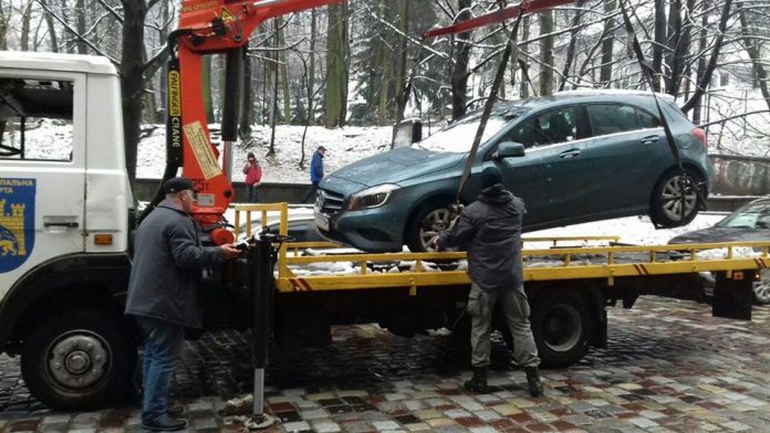 З міста на арештмайданчик учора евакуювали 4 машини З міста на арештмайданчик учора евакуювали 4 машини
