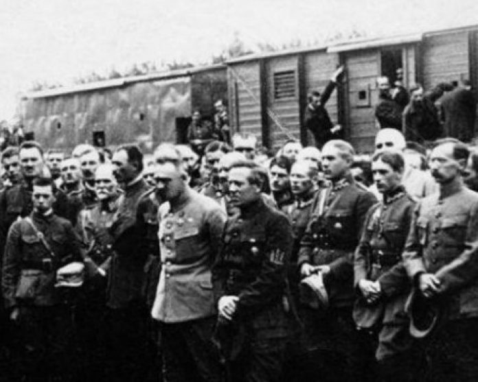Історики опублікували унікальне відео зустрічі Петлюри і Пілсудського Історики опублікували унікальне відео зустрічі Петлюри і Пілсудського