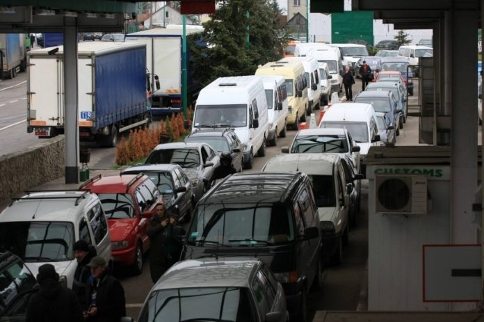 Прикордонники розповіли, чому у пунктах пропуску утворилися кілометрові черги Прикордонники розповіли, чому у пунктах пропуску утворилися кілометрові черги