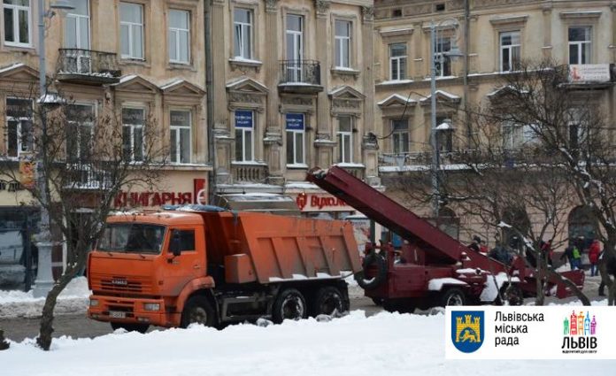 Сьогодні зранку у Львові працювало 26 одиниць снігоприбиральної техніки Сьогодні зранку у Львові працювало 26 одиниць снігоприбиральної техніки