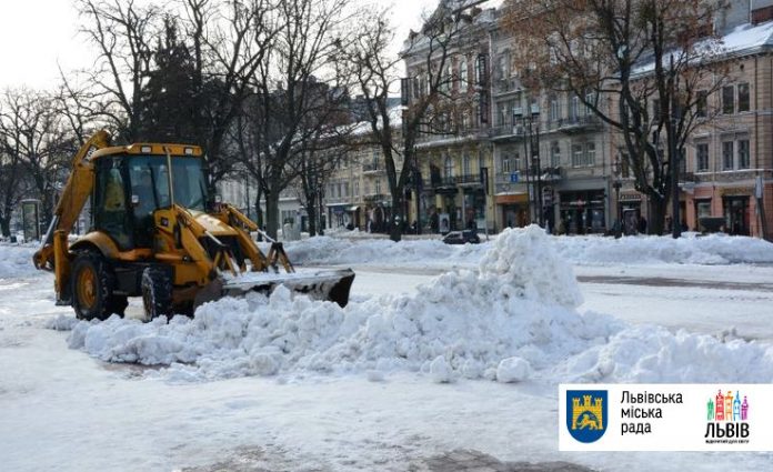 Вночі по місту працюватиме снігоприбиральна техніка Вночі по місту працюватиме снігоприбиральна техніка