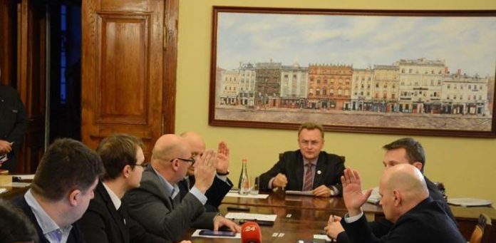 Садовий обіцяє додати грошей газеті «Ратуша», але не всі Садовий обіцяє додати грошей газеті «Ратуша», але не всі