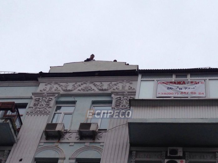 Саакашвілі виліз на дах будинку через обшук у його квартирі (фото) Саакашвілі виліз на дах будинку через обшук у його квартирі (фото)