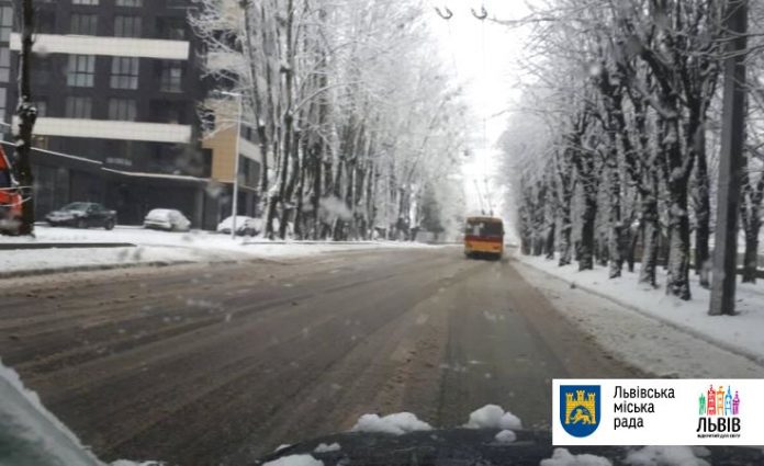 На вулиці Львова виїхало 33 одиниці снігоприбиральної техніки На вулиці Львова виїхало 33 одиниці снігоприбиральної техніки