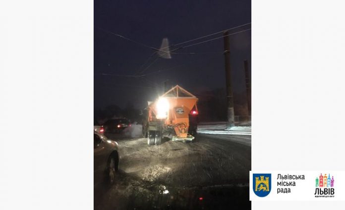 Вночі у Львові працюватимуть підмітальні машини і піскосії Вночі у Львові працюватимуть підмітальні машини і піскосії