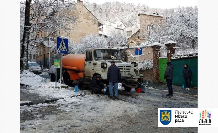 Водовозки доставляють воду до студентських гуртожитків Водовозки доставляють воду до студентських гуртожитків