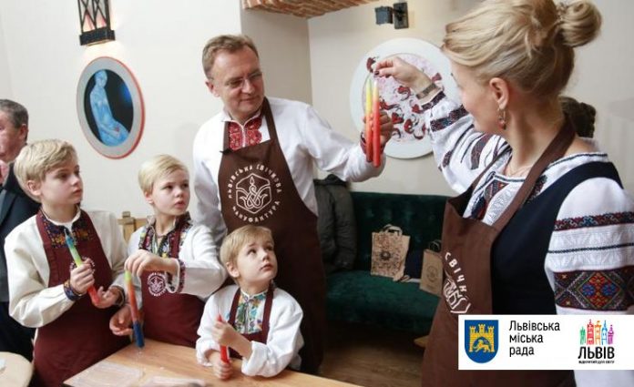 У Львові відбувся майстер-клас з виготовлення свічок У Львові відбувся майстер-клас з виготовлення свічок