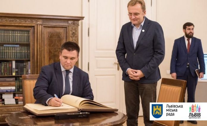 Садовий зустрівся з Міністром закордонних справ України Садовий зустрівся з Міністром закордонних справ України