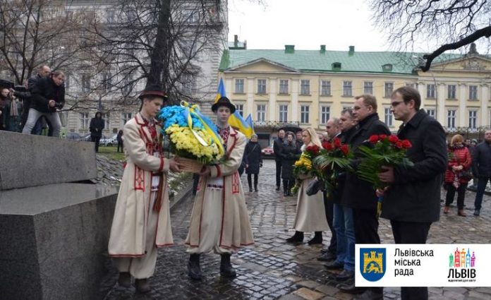 У Львові поклали квіти до пам’ятника Чорноволу У Львові поклали квіти до пам’ятника Чорноволу