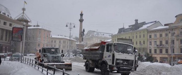На вулиці Львова виїхало 76 снігоприбиральних машин На вулиці Львова виїхало 76 снігоприбиральних машин