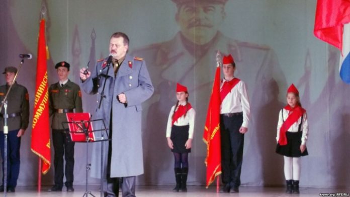 У Севастополі комуністи приймали дітей в піонери і хором співали «Поверніть Сталіна» У Севастополі комуністи приймали дітей в піонери і хором співали «Поверніть Сталіна»