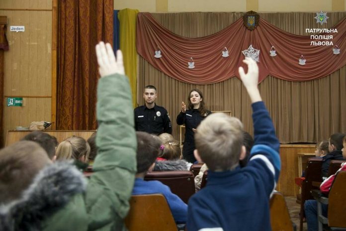 Патрульні у Рясному розповідали учням про безпечні дороги Патрульні у Рясному розповідали учням про безпечні дороги