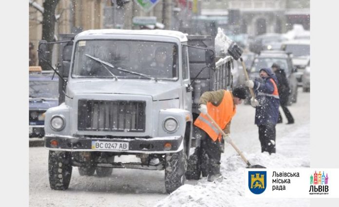 У Львові працює 48 одиниць снігоприбиральної техніки У Львові працює 48 одиниць снігоприбиральної техніки