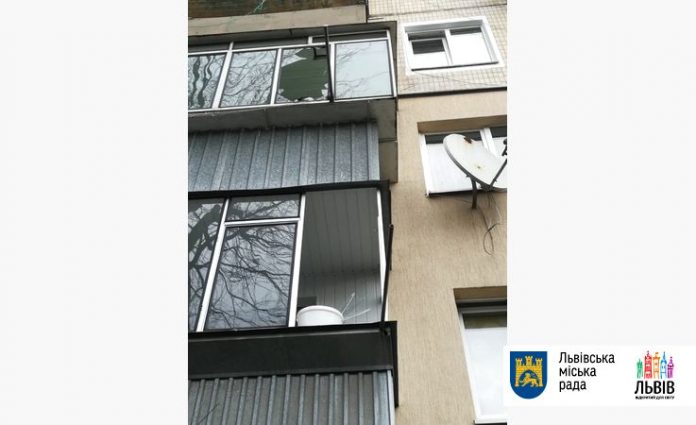 У Львові дерево пошкодило житловий будинок У Львові дерево пошкодило житловий будинок