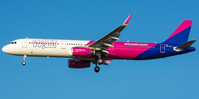 Літак Wizz Air не долетів до Греції через удар блискавки Літак Wizz Air не долетів до Греції через удар блискавки