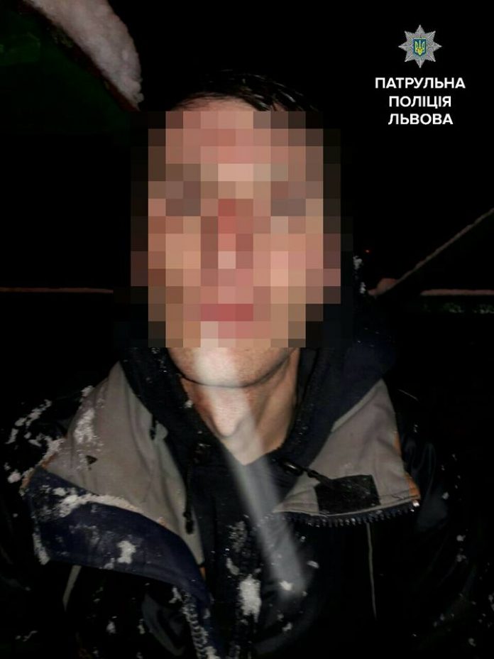 Львівська патрульна, ідучи на роботу, затримала підозрюваного в крадіжці з проникненням Львівська патрульна, ідучи на роботу, затримала підозрюваного в крадіжці з проникненням