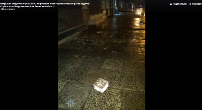 У Львові троє хуліганів побили вікна у банку і розмалювали фасад У Львові троє хуліганів побили вікна у банку і розмалювали фасад