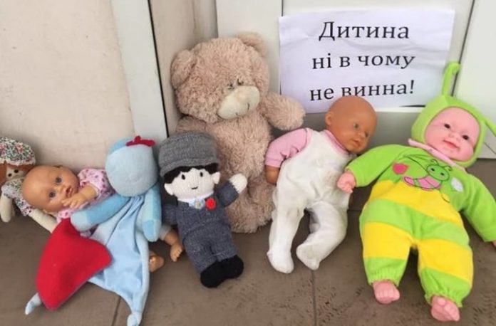 До храмів УПЦ МП несуть ляльки, бо священик не відспівав дитину, хрещену в УПЦ КП (фото) До храмів УПЦ МП несуть ляльки, бо священик не відспівав дитину, хрещену в УПЦ КП (фото)