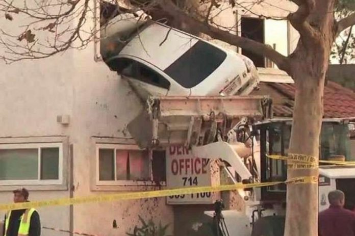 «Літаюче авто»: у США легковик влетів у другий поверх будівлі клініки «Літаюче авто»: у США легковик влетів у другий поверх будівлі клініки