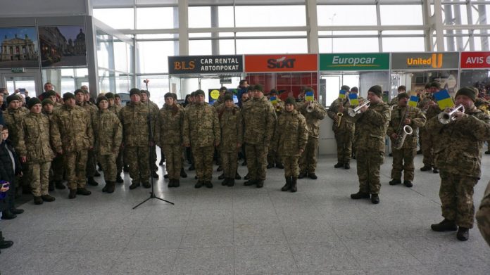 У Львівському аеропорту виступив оркестр з 80 військових у пам’ять про «кіборгів» У Львівському аеропорту виступив оркестр з 80 військових у пам’ять про «кіборгів»