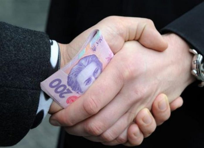 Затриманого на хабарі податківця відправили під домашній арешт Затриманого на хабарі податківця відправили під домашній арешт