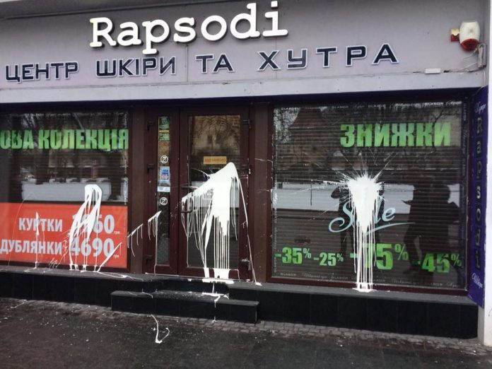 Магазин, де продавчиня погрожувала протестувальникам Путіним, облили фарбою Магазин, де продавчиня погрожувала протестувальникам Путіним, облили фарбою