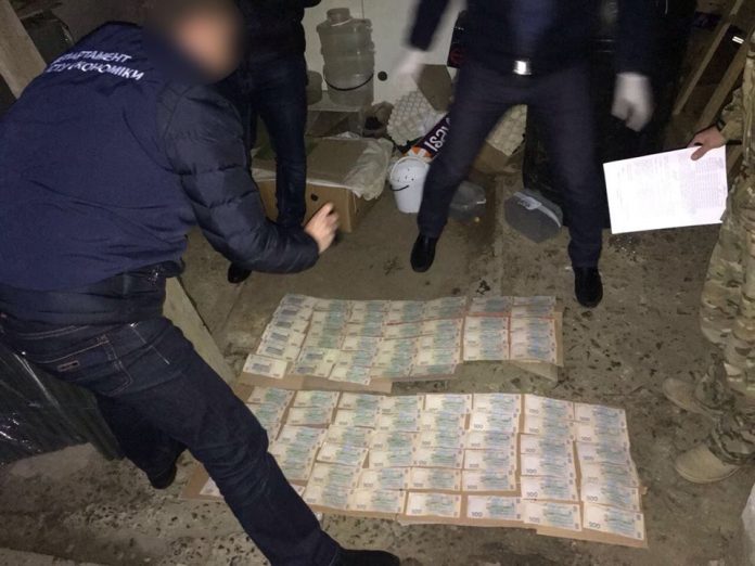 Затримали на хабарі директорку одного із підприємств Львівщини (фото) Затримали на хабарі директорку одного із підприємств Львівщини (фото)