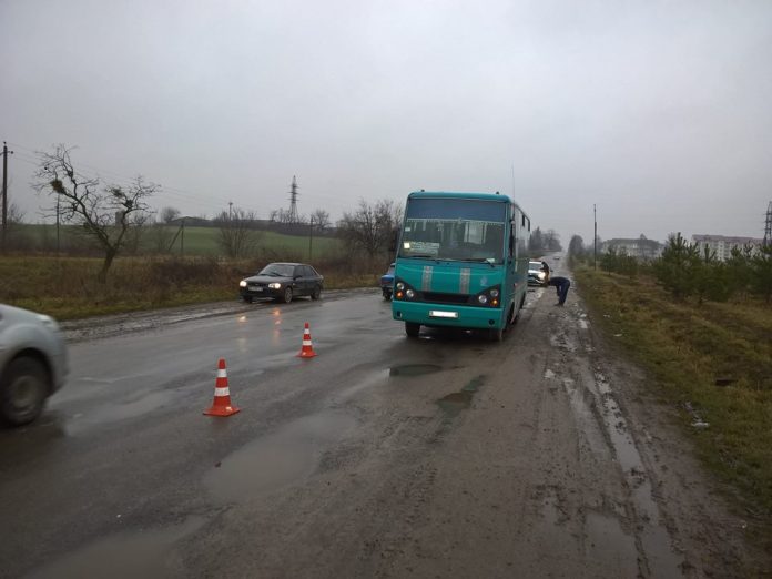 У Золочеві маршрутка на смерть збила пішохода (фото) У Золочеві маршрутка на смерть збила пішохода (фото)