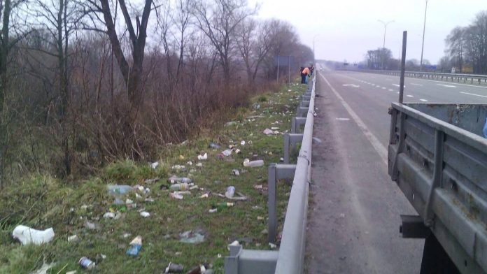 Мінінфраструктури ініціює підвищення штрафів за сміття на дорогах Мінінфраструктури ініціює підвищення штрафів за сміття на дорогах