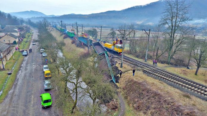 На Закарпатті потяг з’їхав з рейок (фото, відео) На Закарпатті потяг з’їхав з рейок (фото, відео)