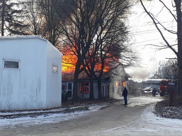 У Львові горів склад лакофарбових виробів: вогонь знищив матеріали (фото) У Львові горів склад лакофарбових виробів: вогонь знищив матеріали (фото)