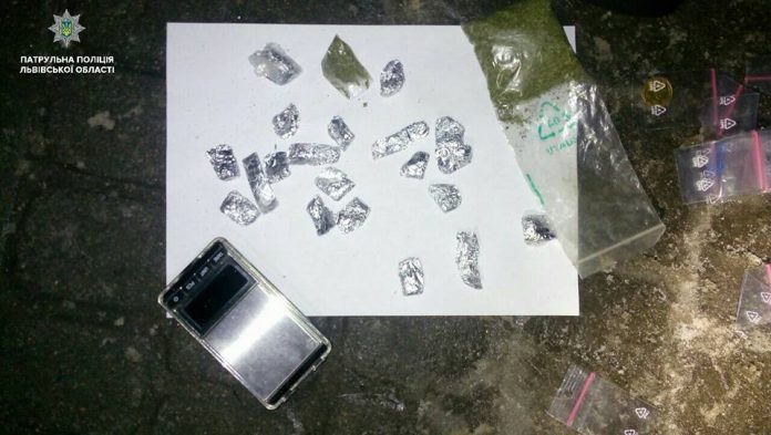 Львівські патрульні затримали водія з наркотиками та без документів (фото) Львівські патрульні затримали водія з наркотиками та без документів (фото)