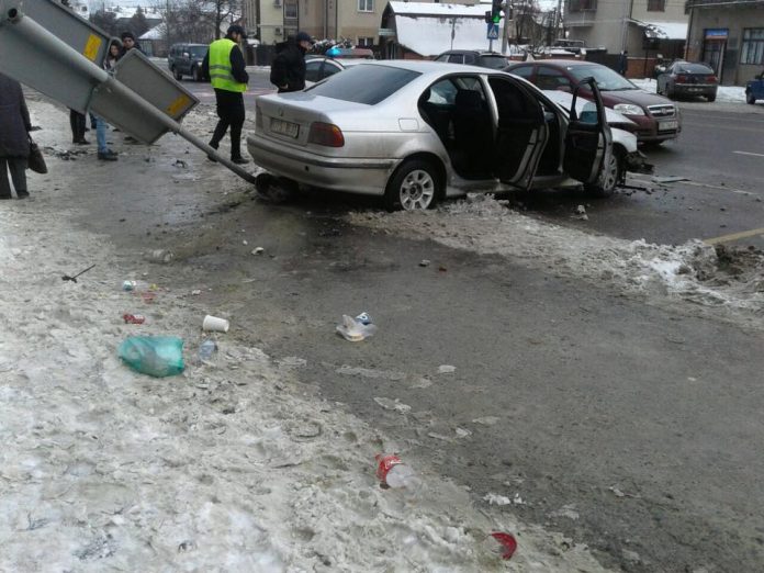 У Львові автомобіль врізався у бетонну опору У Львові автомобіль врізався у бетонну опору