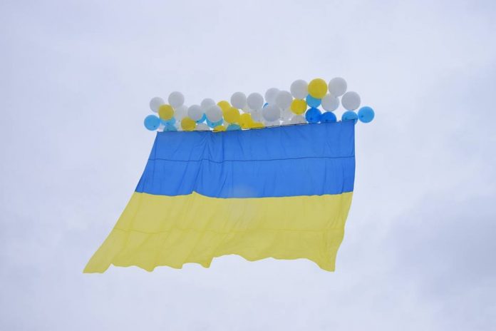 У День Соборності у бік окупованого Луганська запустили український прапор У День Соборності у бік окупованого Луганська запустили український прапор