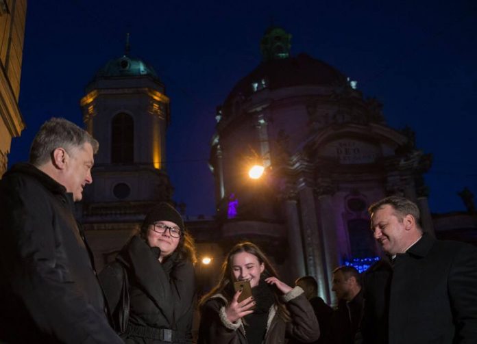 Як Порошенко прогулювався вечірнім Львовом (фото, відео) Як Порошенко прогулювався вечірнім Львовом (фото, відео)