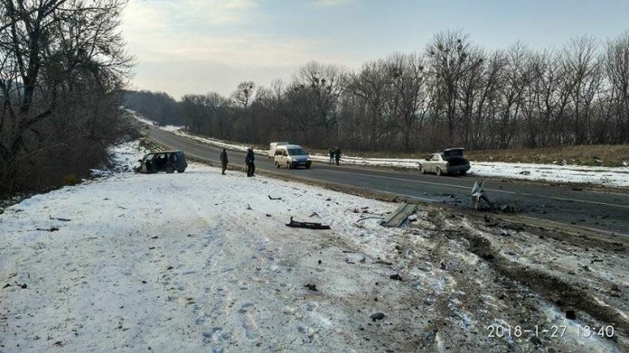 На Львівщині сталась ДТП за участі трьох автомобілів (фото) На Львівщині сталась ДТП за участі трьох автомобілів (фото)