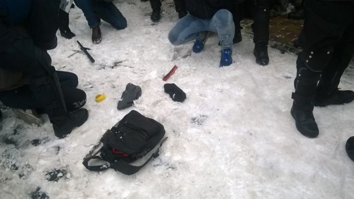 У поліції розповіли деталі затримання пікетувальників біля львівського цирку (фото) У поліції розповіли деталі затримання пікетувальників біля львівського цирку (фото)