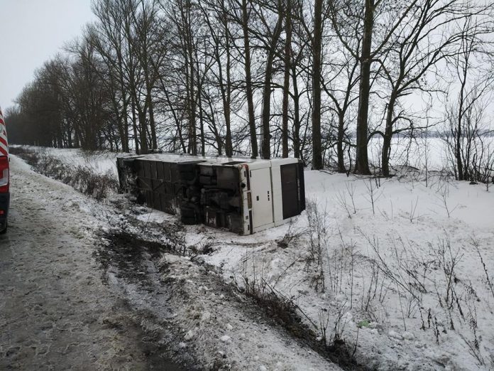 На Харківщині перекинувся автобус із пасажирами (фото) На Харківщині перекинувся автобус із пасажирами (фото)